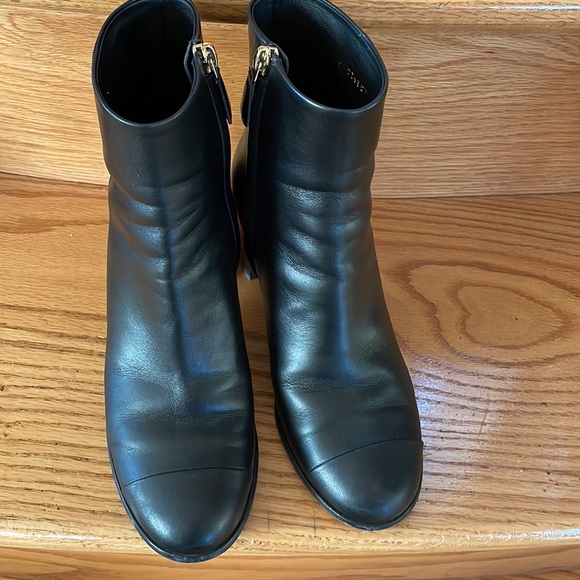 Chanel heeled leather ankle boots - Picture 3 of 5